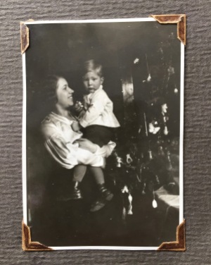 Constantin auf dem Arm seiner Mutter an Weihnachten, 1931?